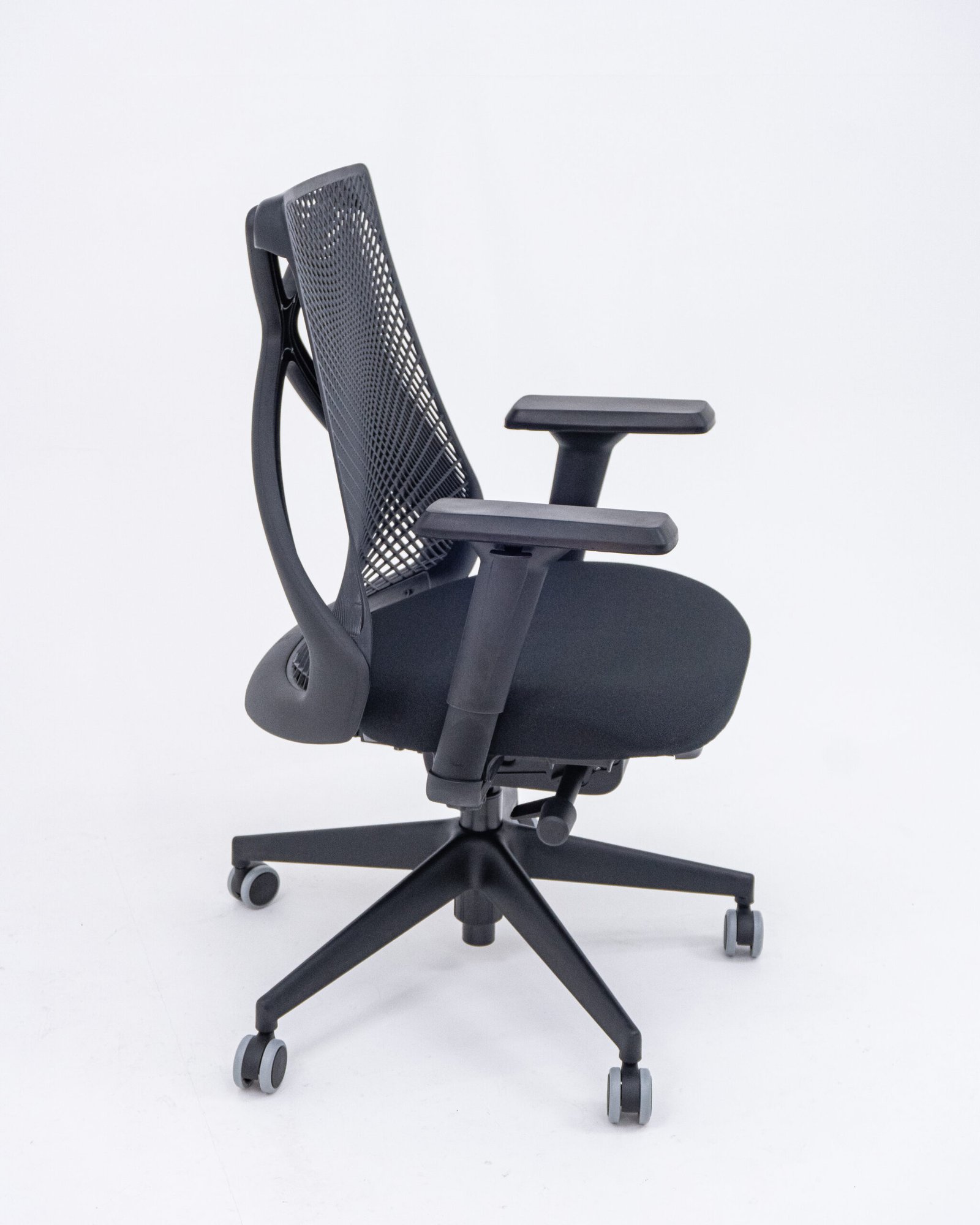 Cadeira Escritório Presidente Tela Bix-X+ Autocompensador Slider Braços 4D Shift Plaxmetal Preta - Imagem 4