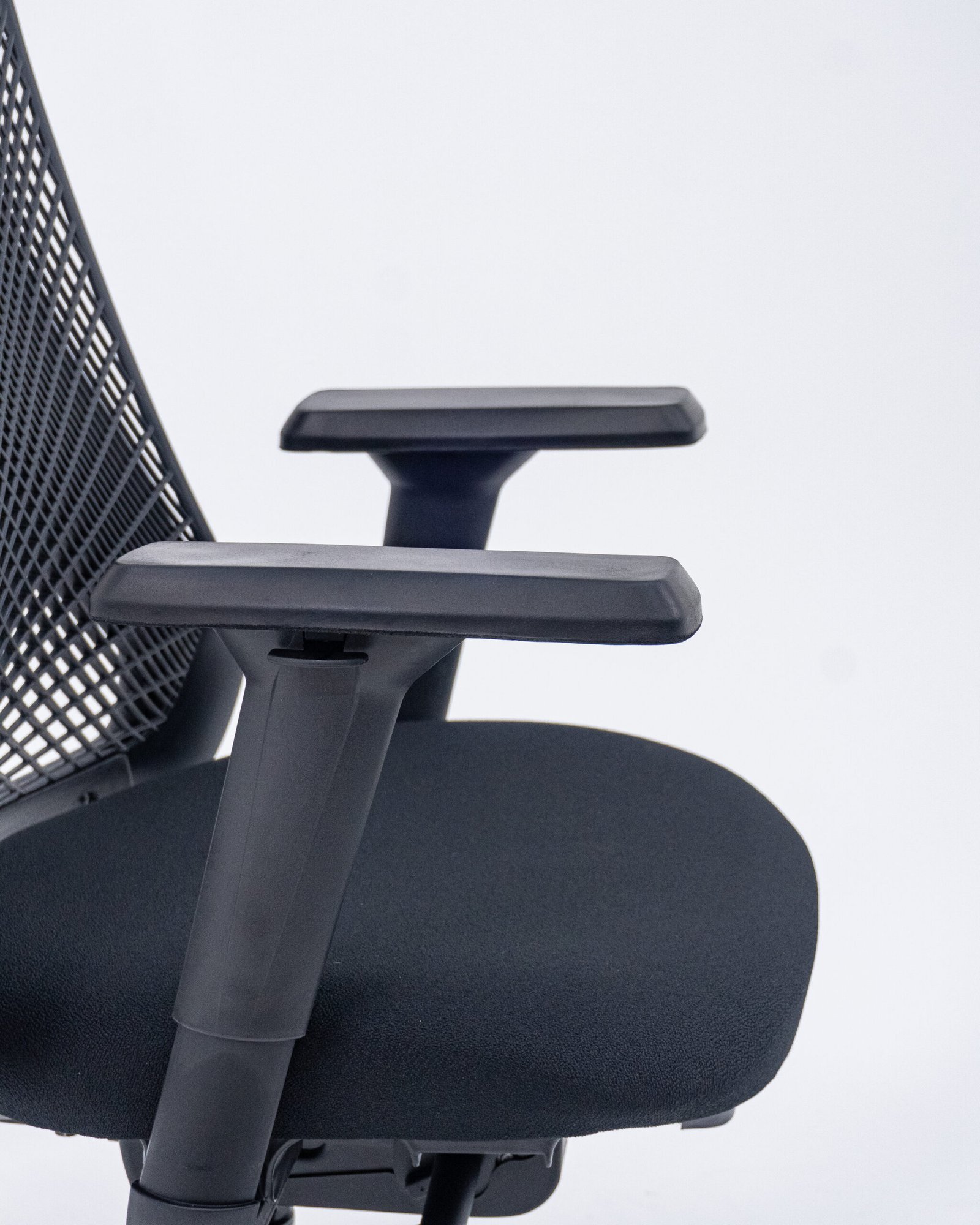 Cadeira Escritório Presidente Tela Bix-X+ Autocompensador Slider Braços 4D Shift Plaxmetal Preta - Imagem 2