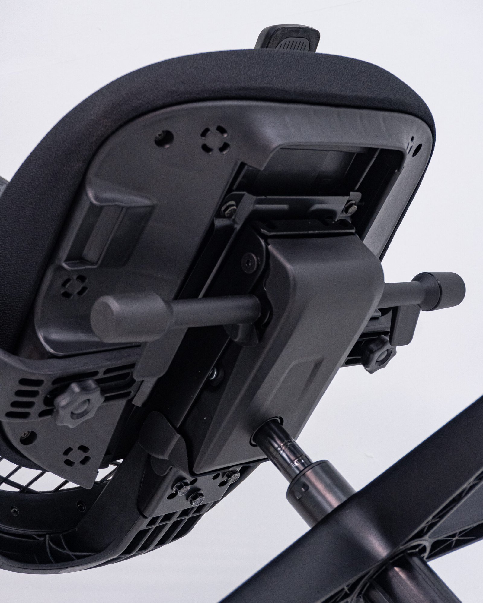 Cadeira Escritório Presidente Tela Bix-X+ Autocompensador Slider Braços 4D Shift Plaxmetal Preta - Imagem 7