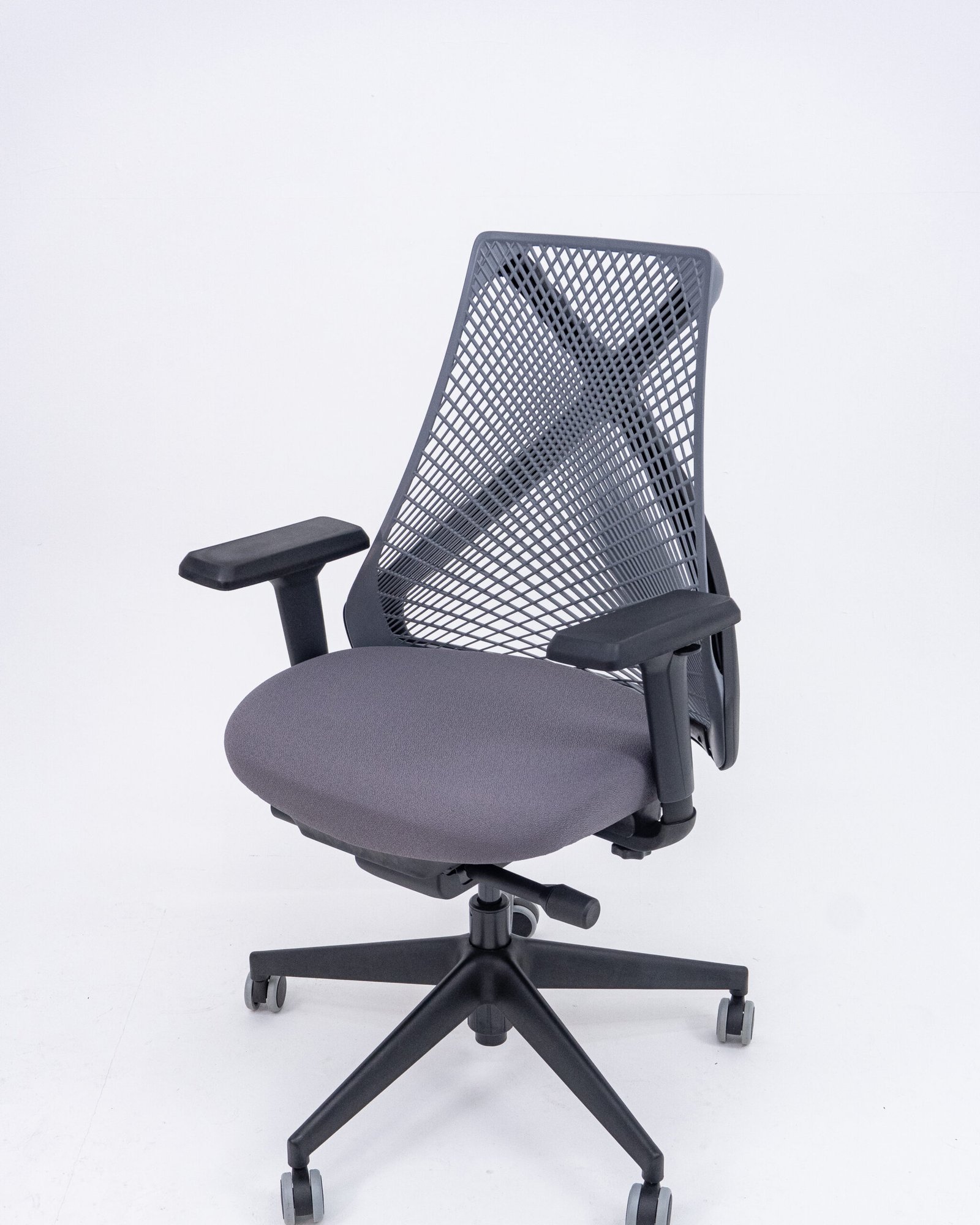 Cadeira Escritório Presidente Preta Tela Bix X+ Autocompensador Slider Braço 4D PU Plaxmetal Cinza - Imagem 8