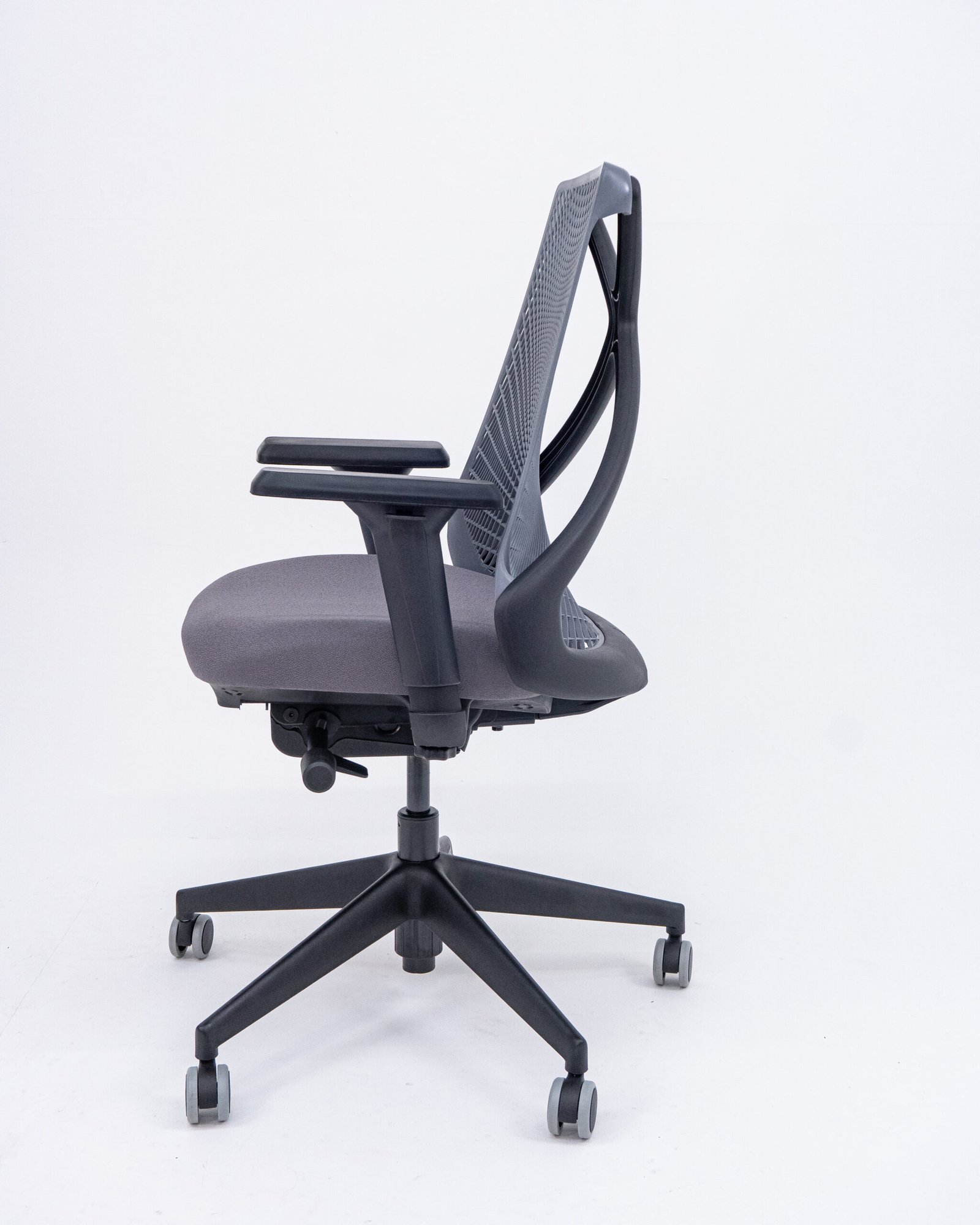 Cadeira Escritório Presidente Preta Tela Bix X+ Autocompensador Slider Braço 4D PU Plaxmetal Cinza - Imagem 6