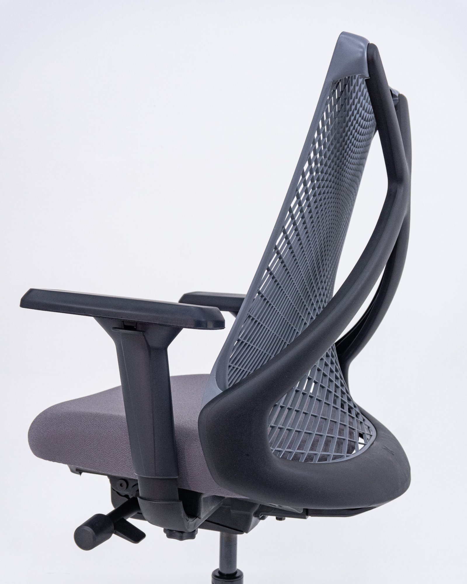 Cadeira Escritório Presidente Preta Tela Bix X+ Autocompensador Slider Braço 4D PU Plaxmetal Cinza - Imagem 5