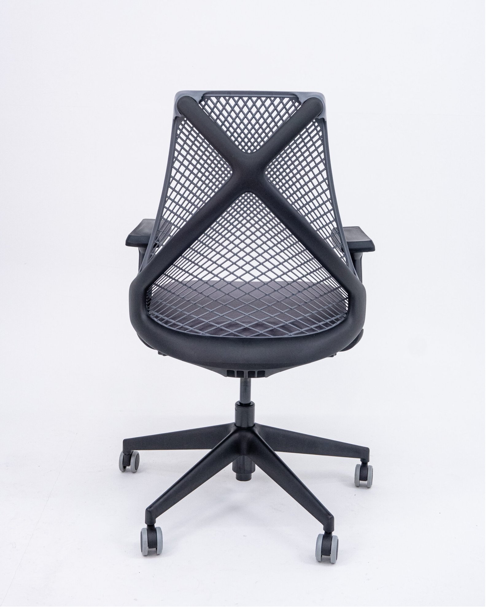 Cadeira Escritório Presidente Preta Tela Bix X+ Autocompensador Slider Braço 4D PU Plaxmetal Cinza - Imagem 4