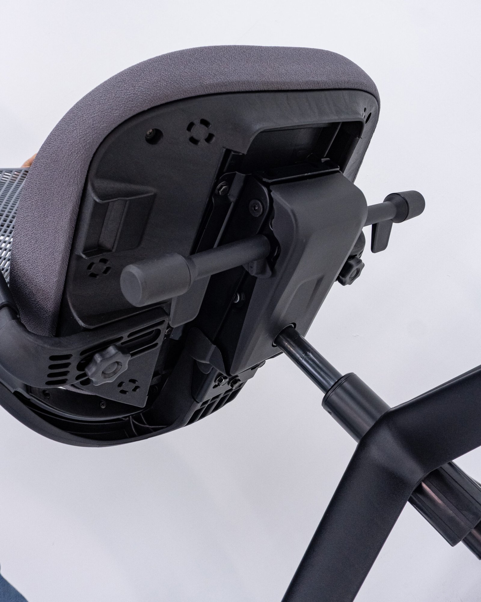 Cadeira Escritório Presidente Preta Tela Bix X+ Autocompensador Slider Braço 4D PU Plaxmetal Cinza - Imagem 7