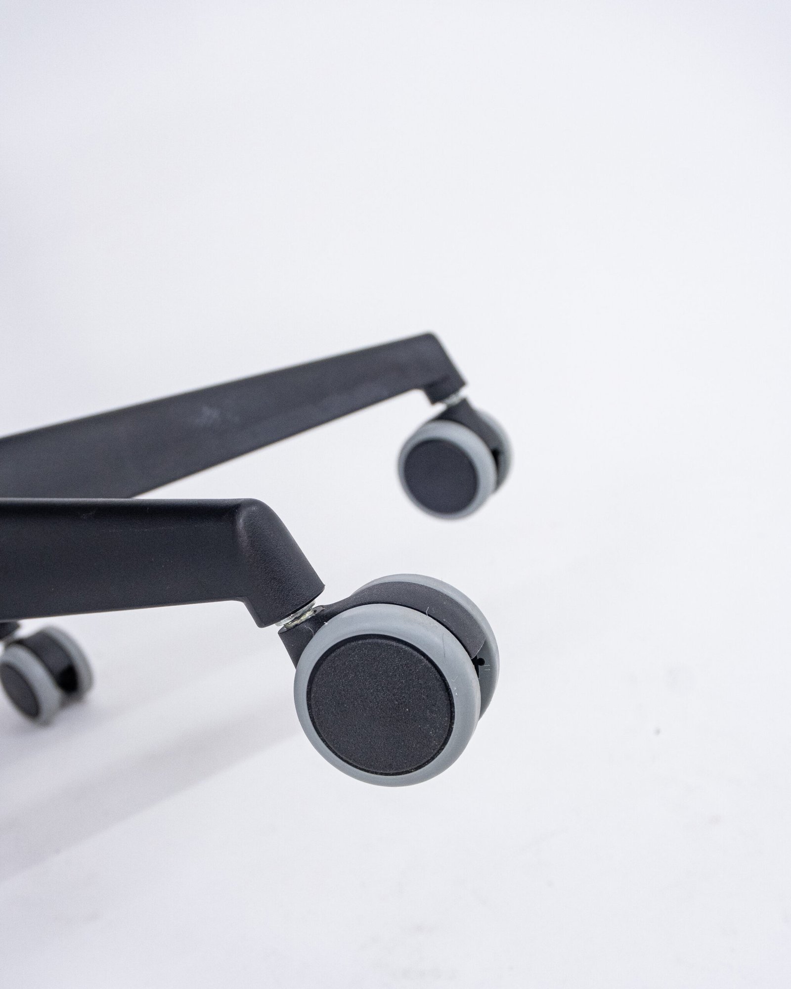 Cadeira Escritório Presidente Preta Tela Bix X+ Autocompensador Slider Braço 4D PU Plaxmetal Cinza - Imagem 9