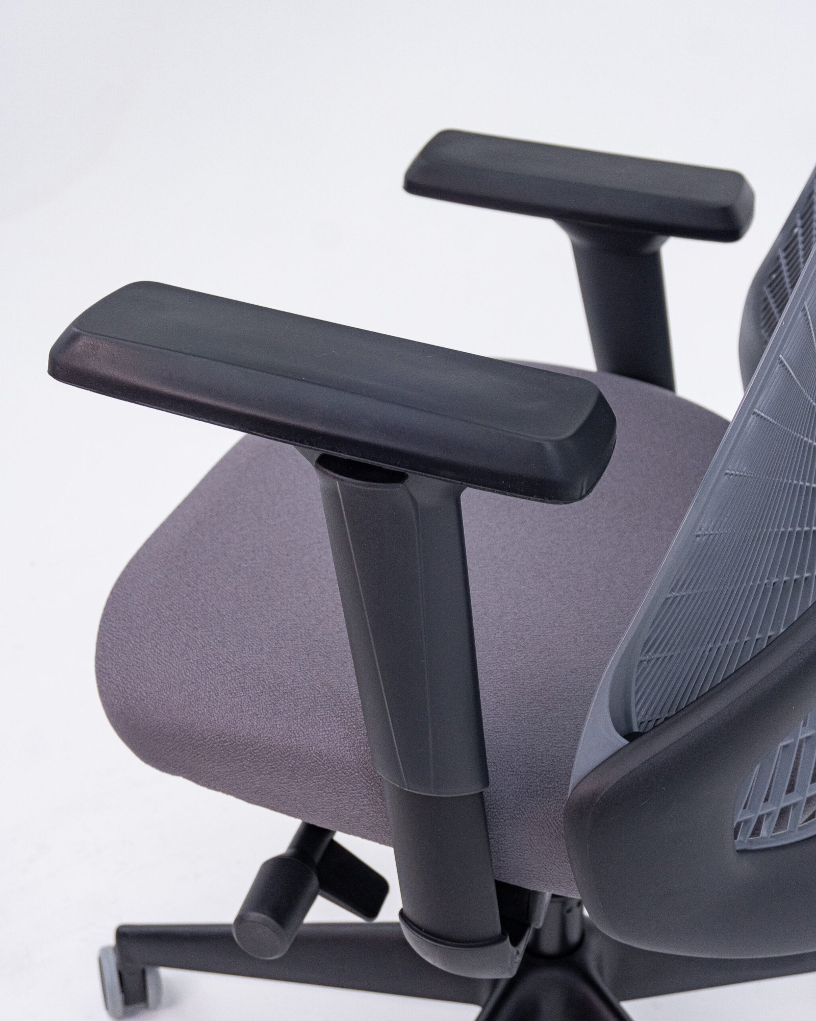 Cadeira Escritório Presidente Preta Tela Bix X+ Autocompensador Slider Braço 4D PU Plaxmetal Cinza - Imagem 3