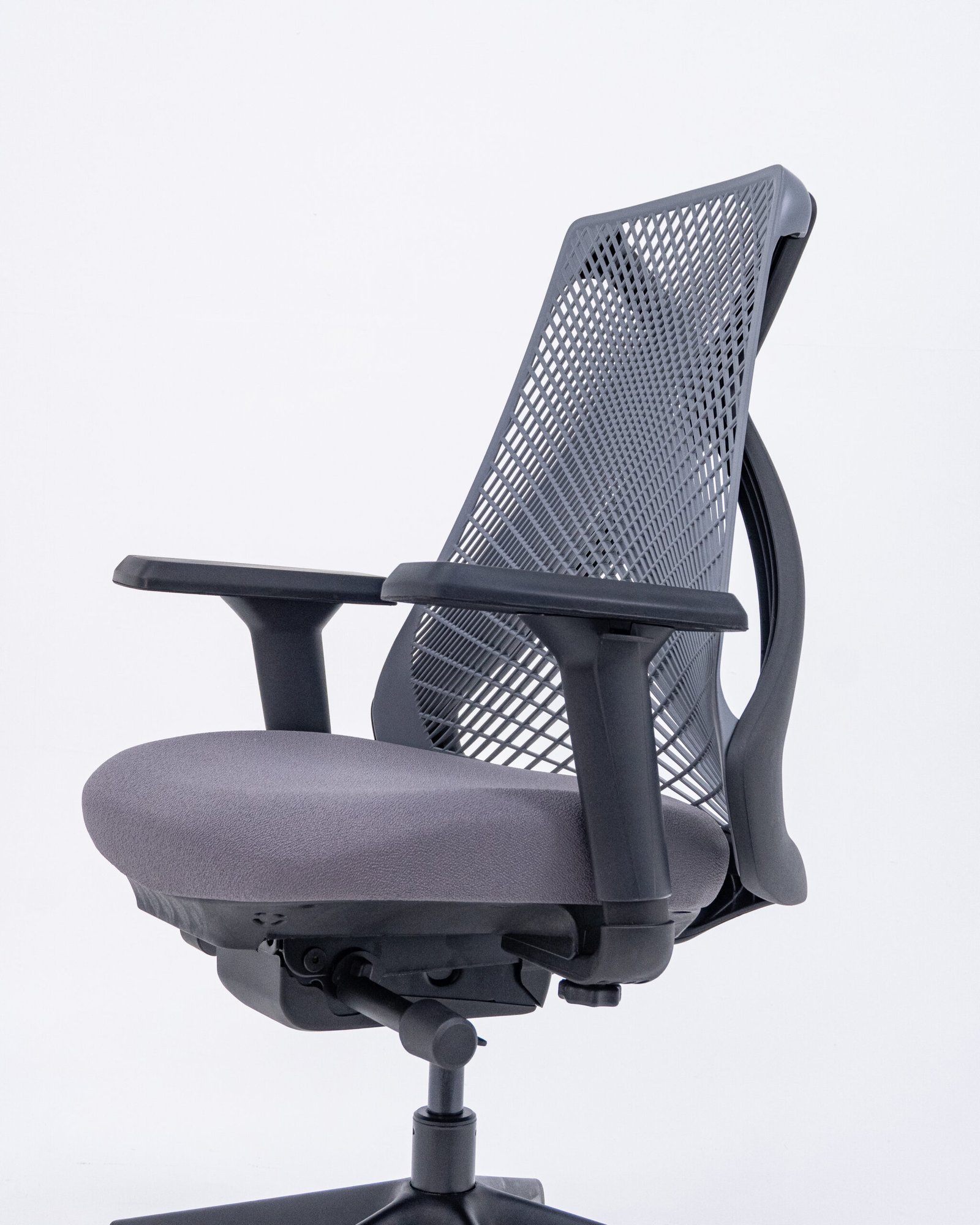 Cadeira Escritório Presidente Preta Tela Bix X+ Autocompensador Slider Braço 4D PU Plaxmetal Cinza - Imagem 2