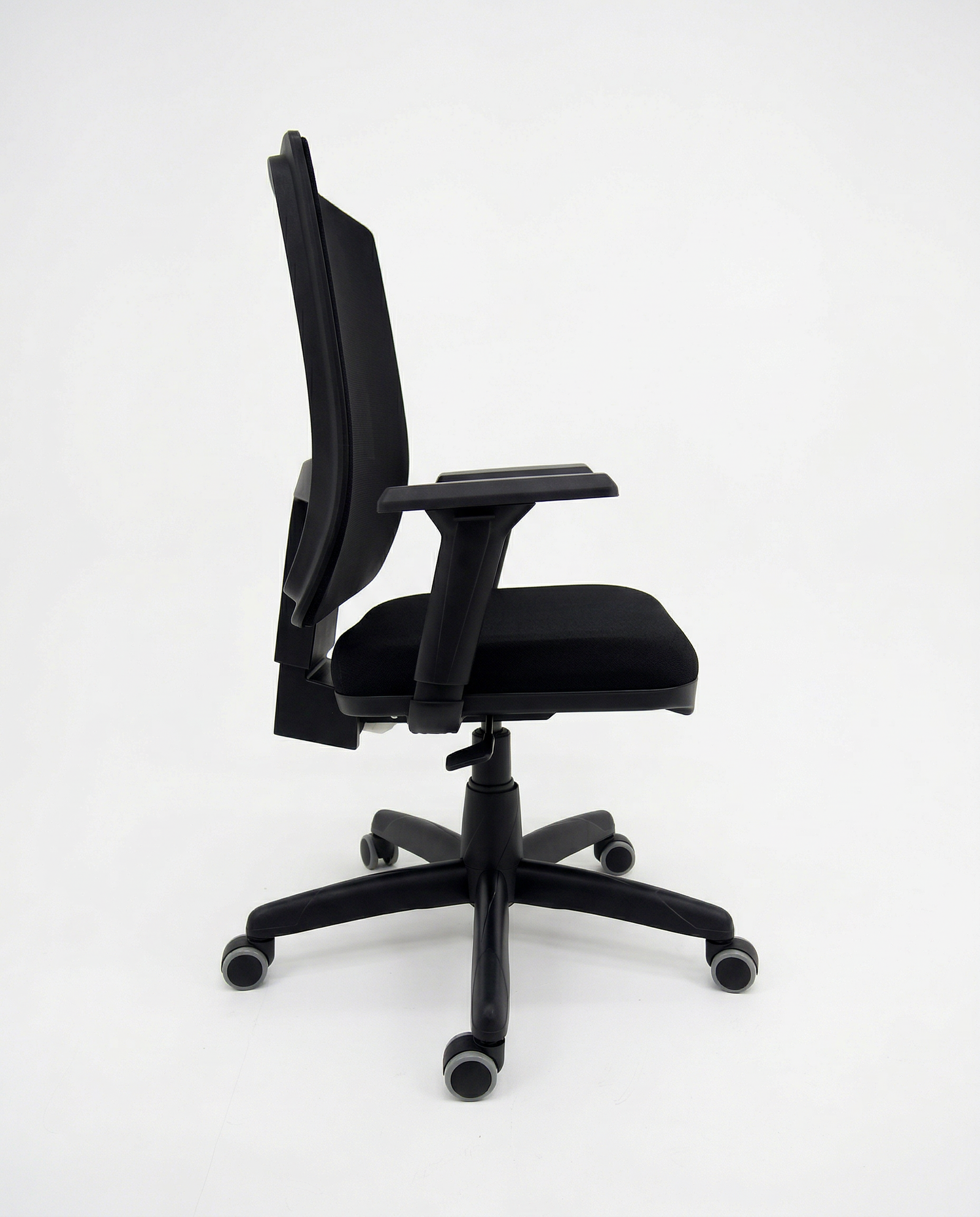 Cadeira Presidente Brizza Giratória BackSystem NR17 com Braços Shift 3D Assento Poliéster Plaxmetal Preta - Imagem 7