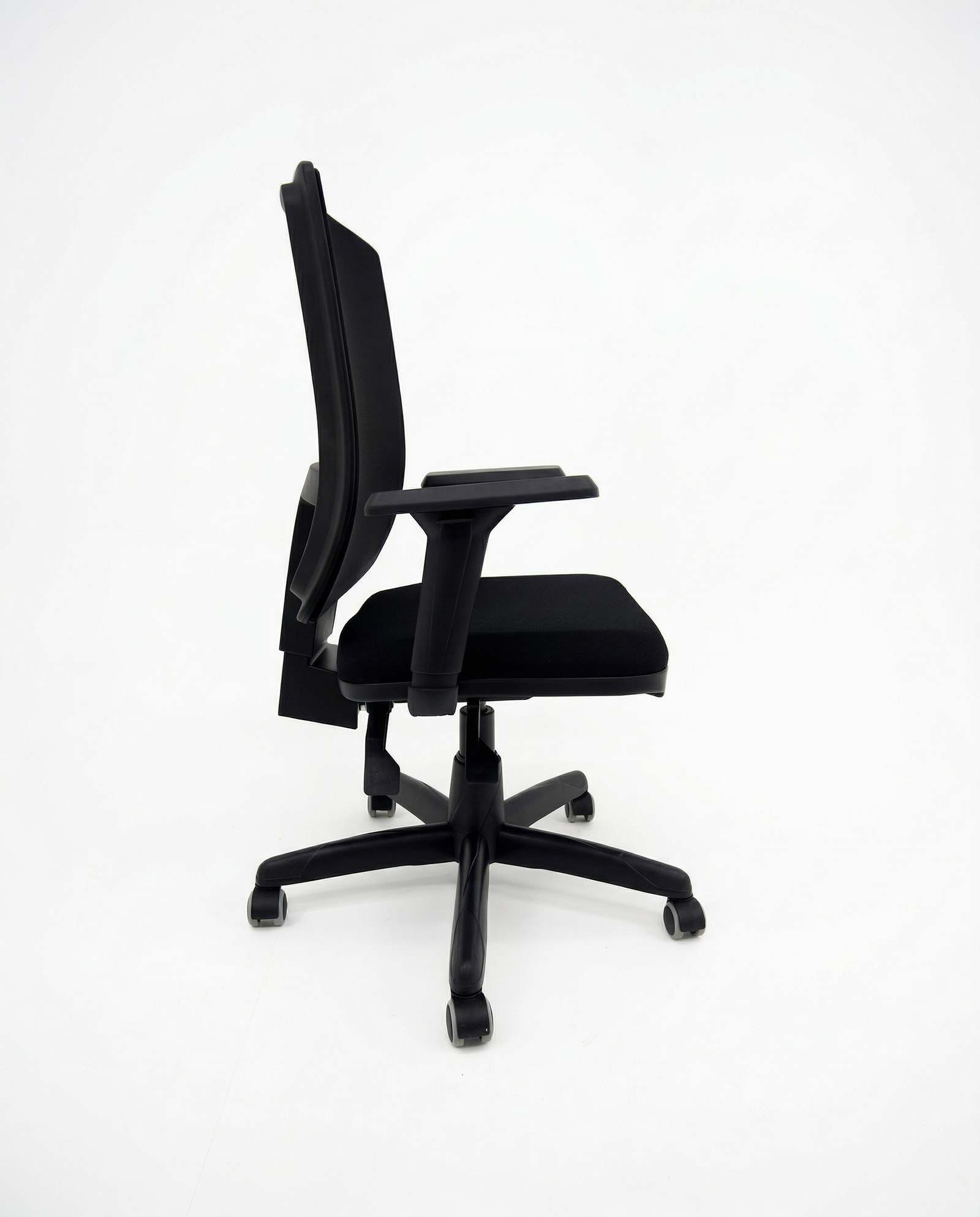 Cadeira Presidente Brizza Giratória BackSystem NR17 com Braços Shift 3D Assento Poliéster Plaxmetal Preta - Imagem 3