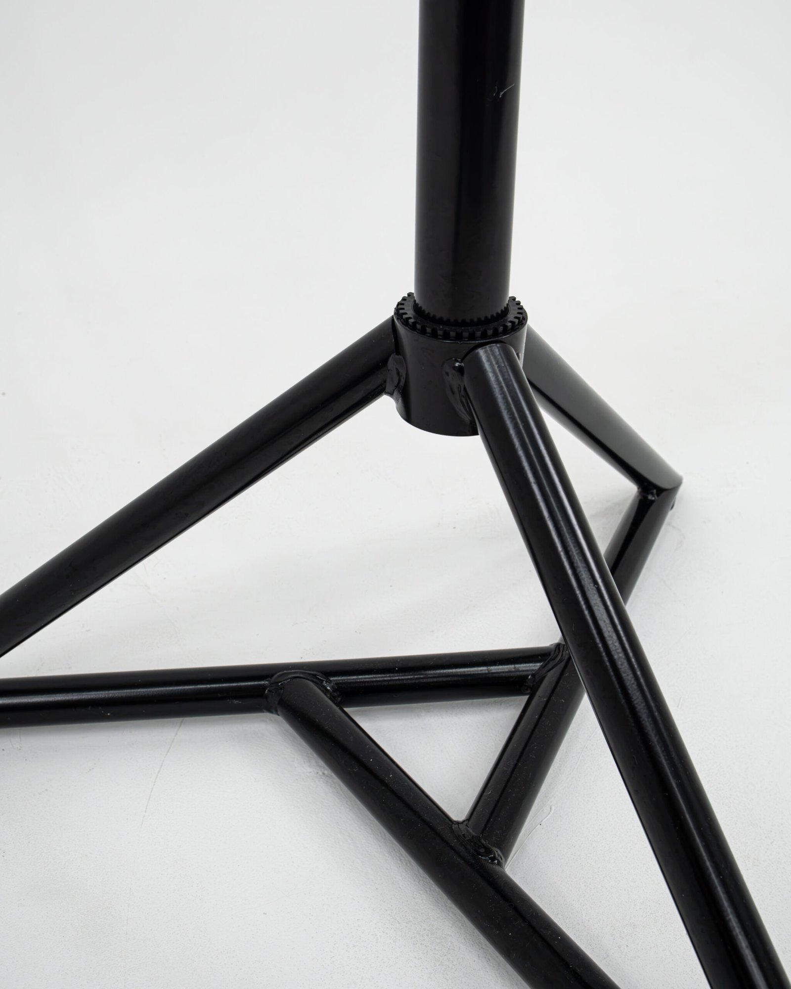 Mesa Bistrô Base Piramidal DOT D600 Plaxmetal Preta - Imagem 4