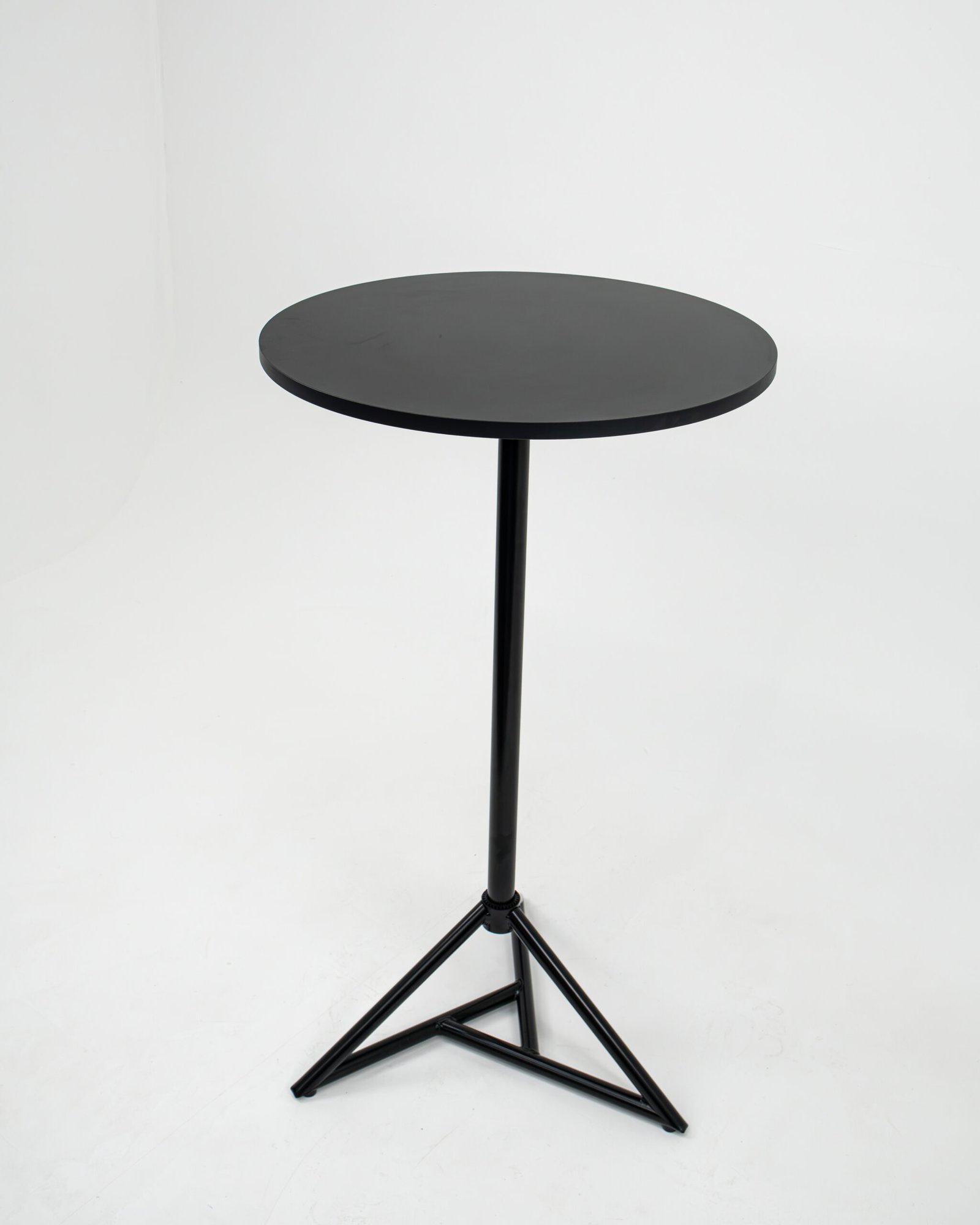 Mesa Bistrô Base Piramidal DOT D600 Plaxmetal Preta - Imagem 2