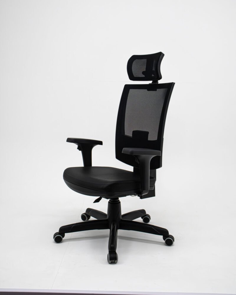 Cadeira Presidente Ergonômica Flash Plaxmetal NR17 Couro Ecológico  Back System, Braços Reguláveis e Apoio de Cabeça