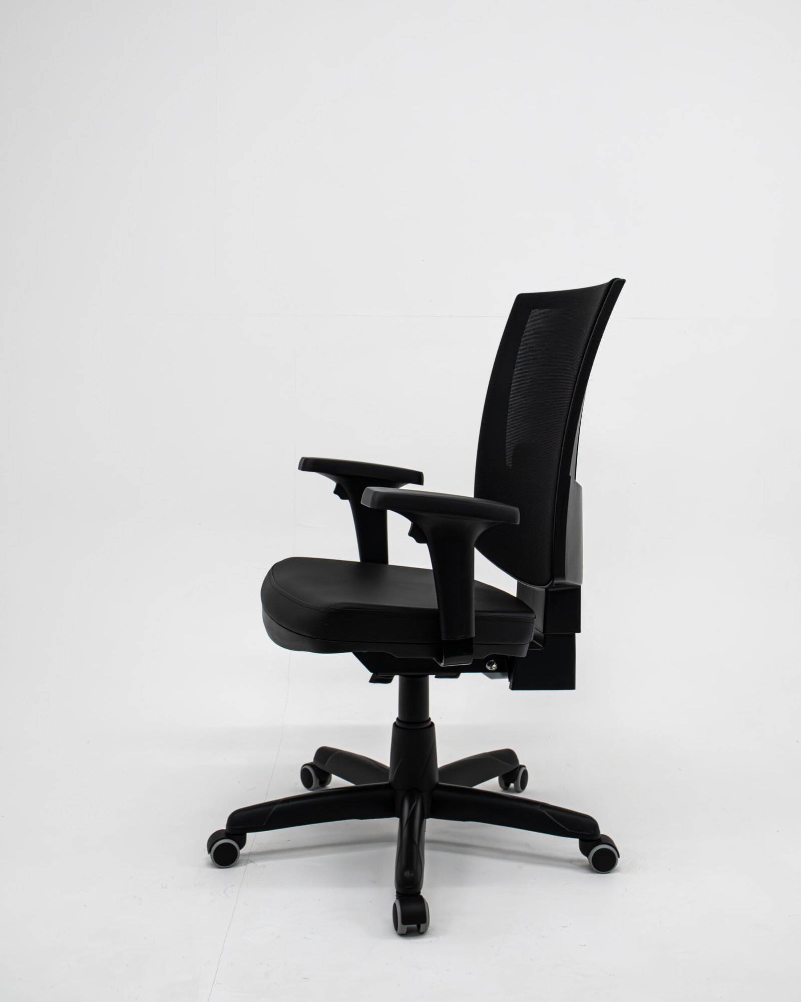 Cadeira Presidente Ergonômica Flash Plaxmetal NR17 Couro Ecológico com Back System, Braços Reguláveis e Rodízios PU - Imagem 6
