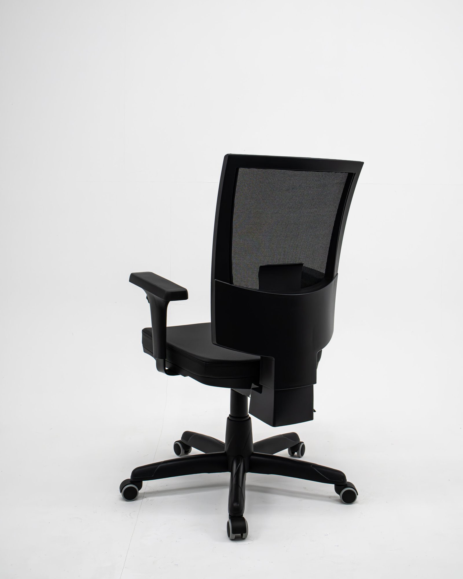 Cadeira Presidente Ergonômica Flash Plaxmetal NR17 Couro Ecológico com Back System, Braços Reguláveis e Rodízios PU - Imagem 3