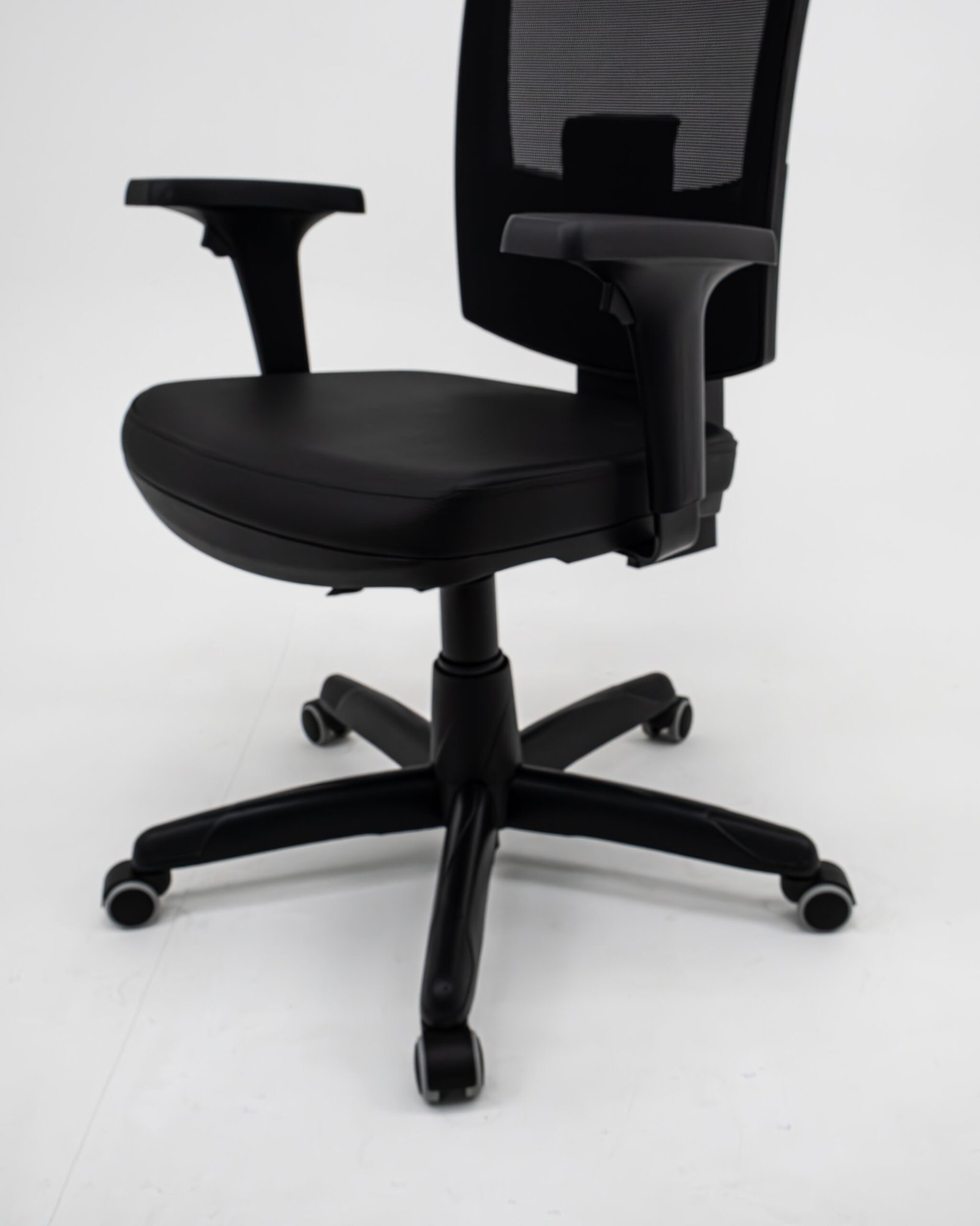 Cadeira Presidente Ergonômica Flash Plaxmetal NR17 Couro Ecológico com Back System, Braços Reguláveis e Rodízios PU - Imagem 8