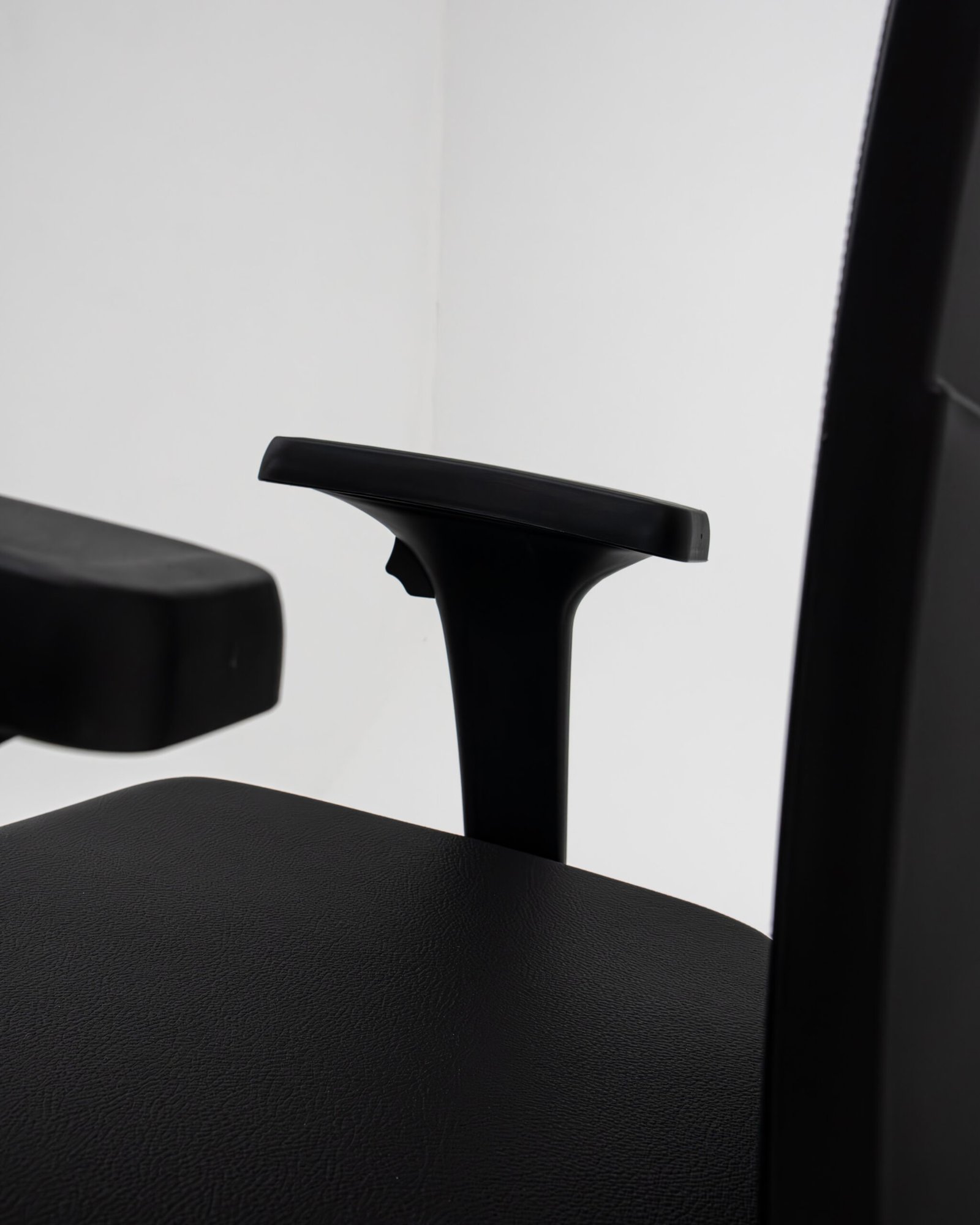 Cadeira Presidente Ergonômica Flash Plaxmetal NR17 Couro Ecológico com Back System, Braços Reguláveis e Rodízios PU - Imagem 2