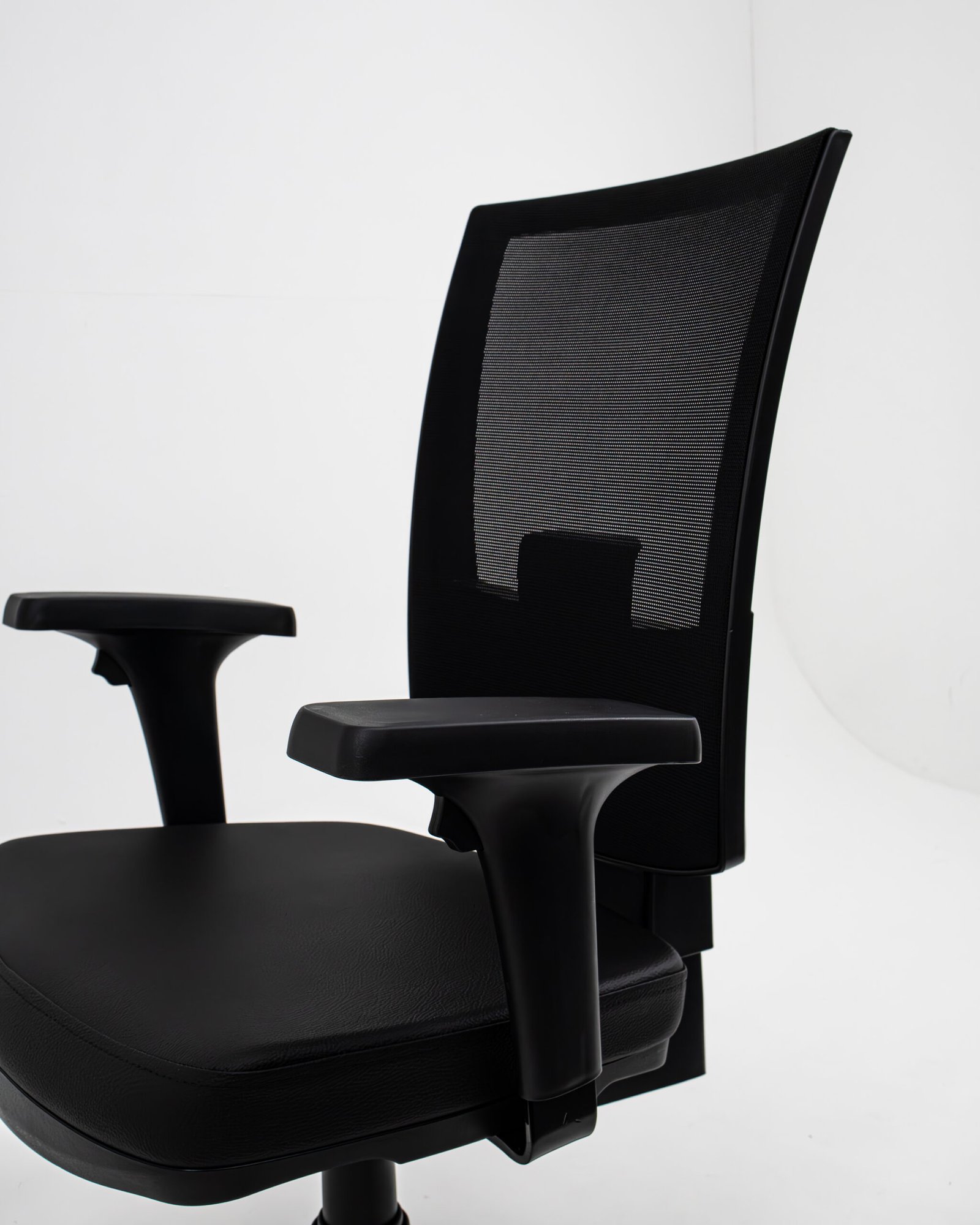 Cadeira Presidente Ergonômica Flash Plaxmetal NR17 Couro Ecológico com Back System, Braços Reguláveis e Rodízios PU - Imagem 4