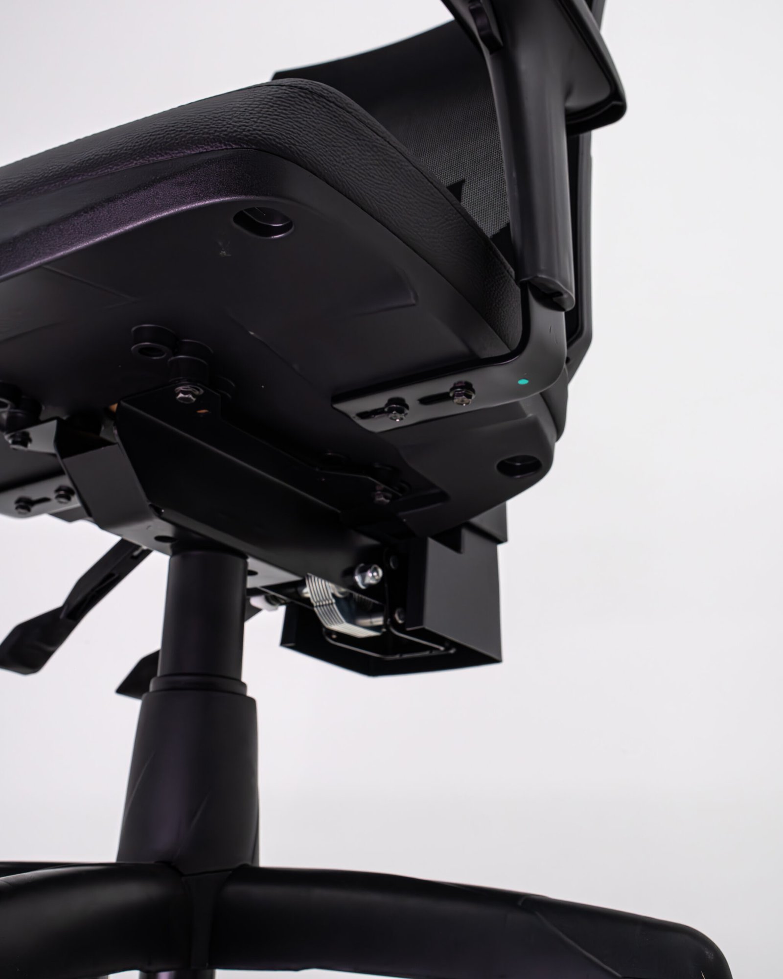 Cadeira Presidente Ergonômica Flash Plaxmetal NR17 Couro Ecológico com Back System, Braços Reguláveis e Rodízios PU - Imagem 7