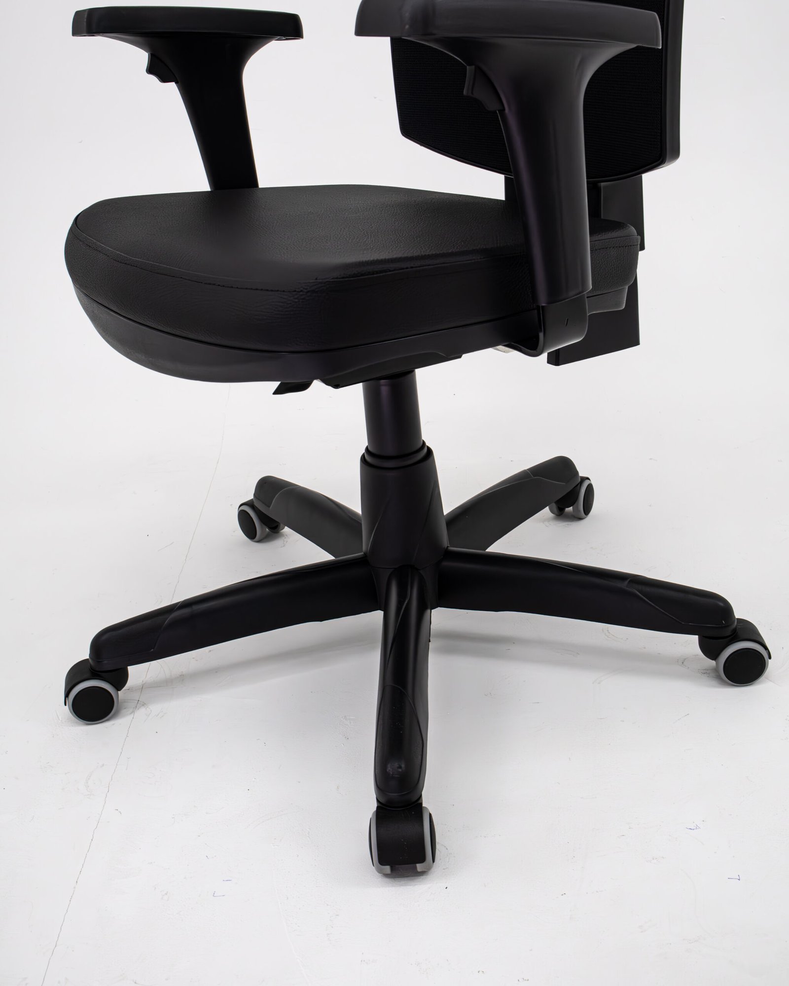 Cadeira Presidente Ergonômica Flash Plaxmetal NR17 Couro Ecológico com Back System, Braços Reguláveis e Rodízios PU - Imagem 5