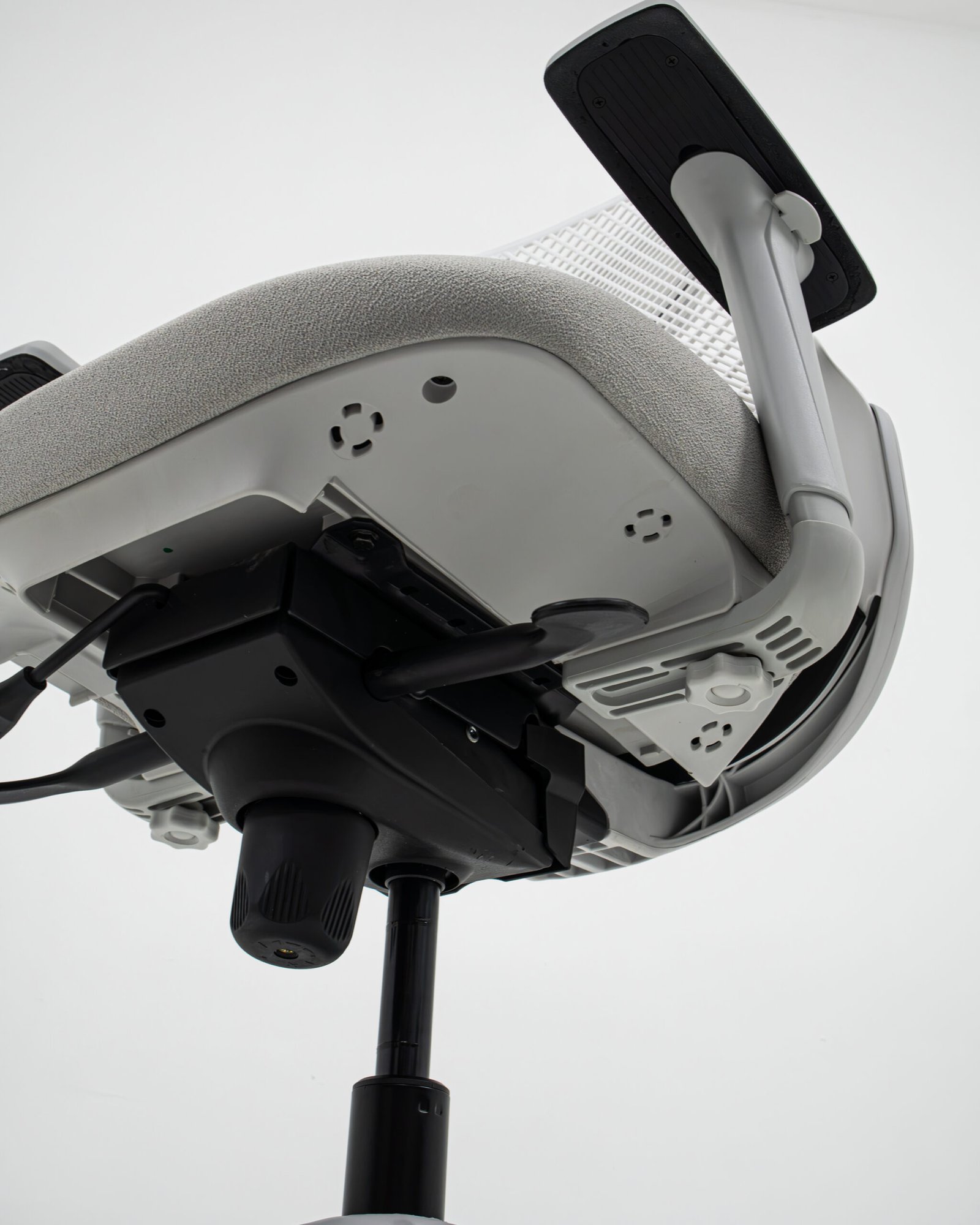 Cadeira Escritório Presidente Bix X+ Cinza Autocompensador Slider Braços 4D Shift PU Plaxmetal Poliester Cinza Claro - Imagem 2