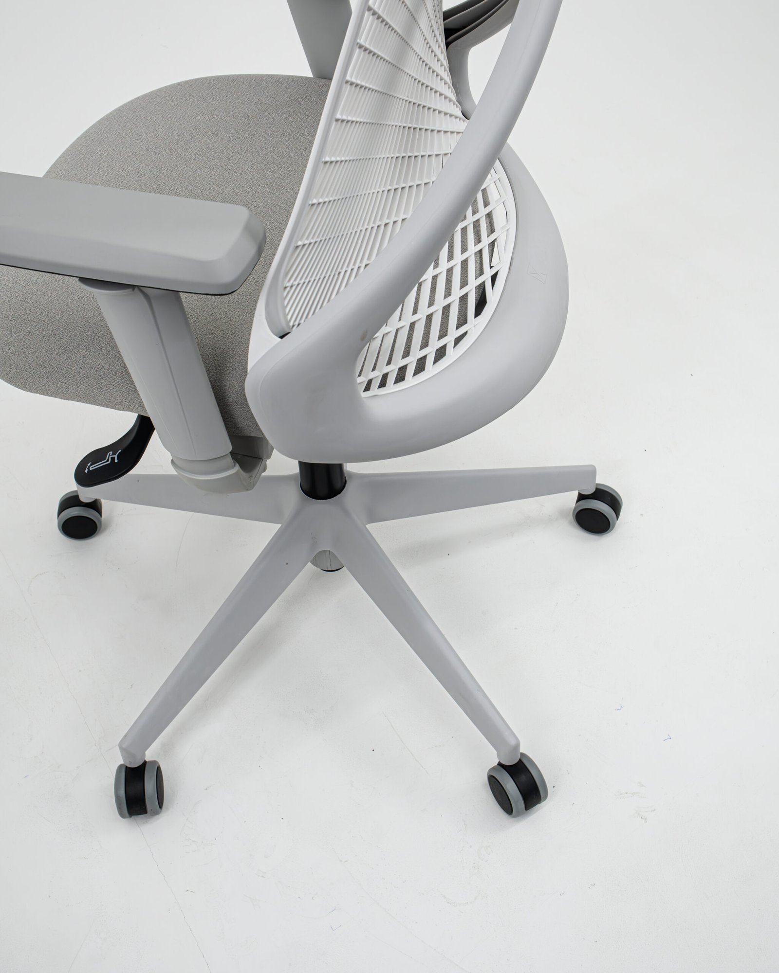 Cadeira Escritório Presidente Bix X+ Cinza Autocompensador Slider Braços 4D Shift PU Plaxmetal Poliester Cinza Claro - Imagem 3